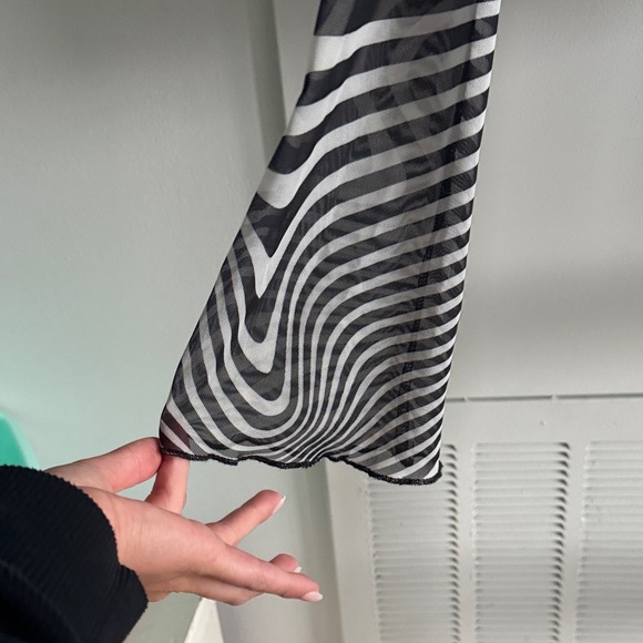 NWOT H&M Zebra mesh Women's Top tie front - Picture 3 of 4